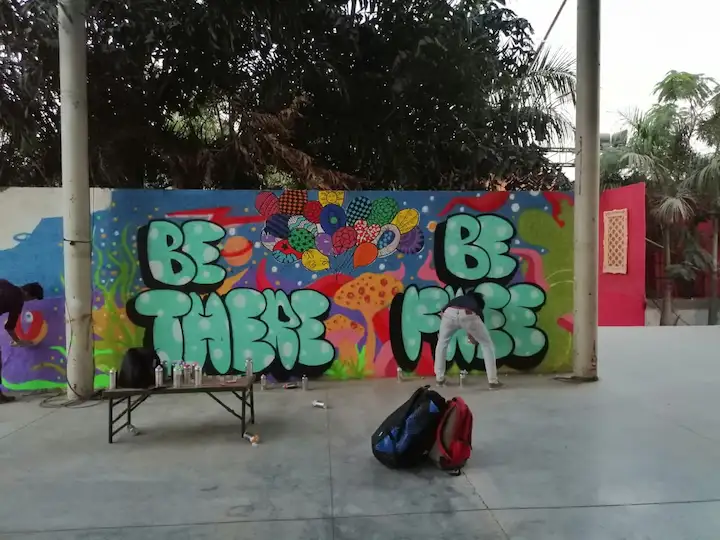 artist creating graffit art for the music event vh1 supersonic 11